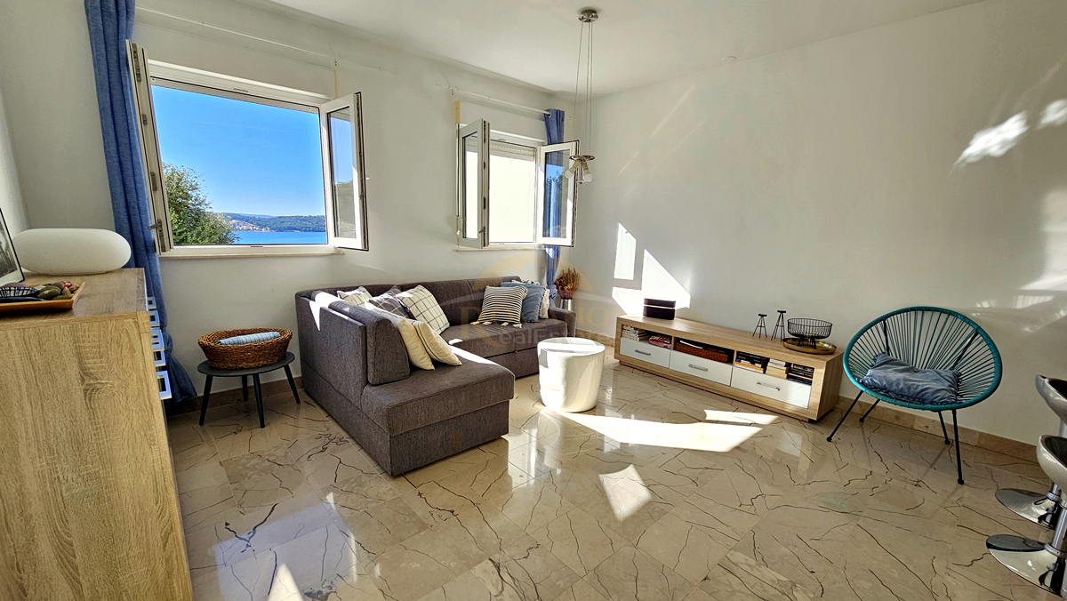 Ampio appartamento con due camere da letto e vista aperta sul mare – Trogir, Balan